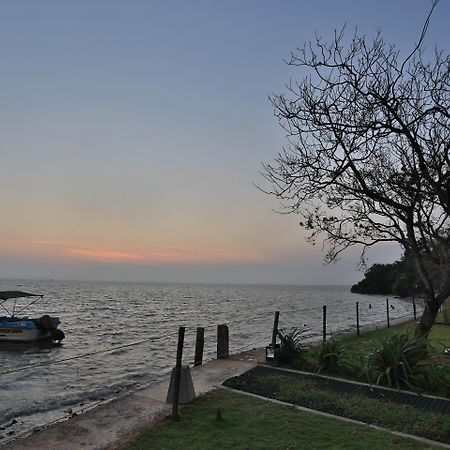 Regenta Arie Lagoon Negombo Exterior foto